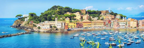 Praia pública de Sestri Levante italiano no verão — Fotografia de Stock