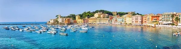 Öffentlicher Strand des italienischen Sestri Levante im Sommer Stockfoto