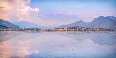 Panorama Isola Superiore Pescatori ada yaz gün batımı