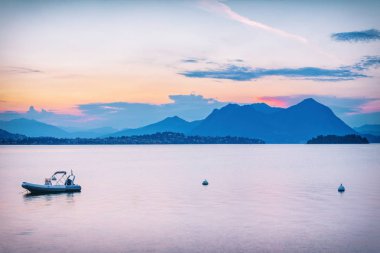 Panorama Isola Superiore Pescatori ada yaz gün batımı