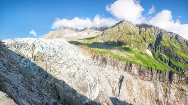 Viajando para belos Alpes franceses no verão — Fotografia de Stock