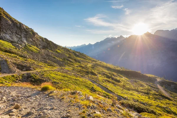 Viajando para belos Alpes franceses no verão — Fotografia de Stock