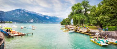 Annecy Gölü. Tekneler ile Moody manzara