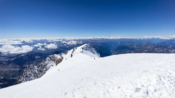 Πεζοπορία στην κορυφή του βουνού Mont Blanc στις γαλλικές Άλπεις — Φωτογραφία Αρχείου