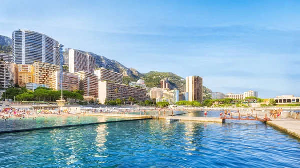 Playa pública de Mónaco en verano Imagen De Stock