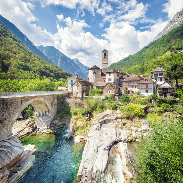 Yaz aylarında güzel Isviçre 'ye seyahat - Stok İmaj