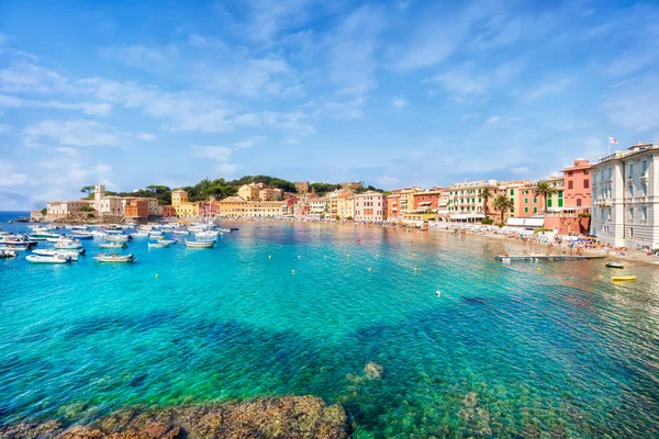 Öffentlicher Strand des italienischen Sestri Levante im Sommer Stockfoto