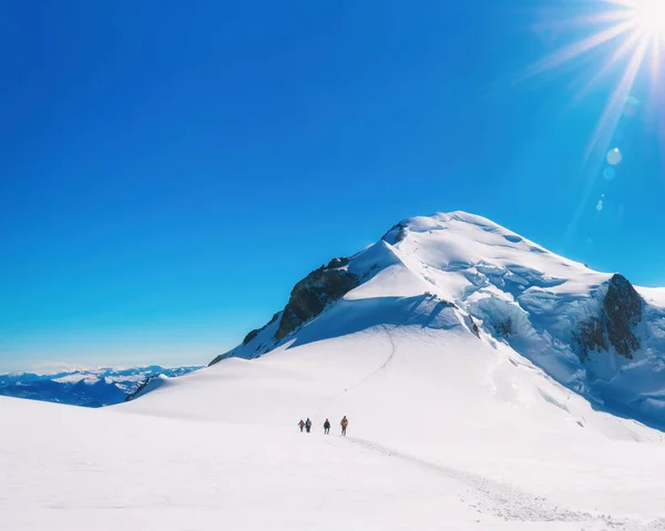 Πεζοπορία στην κορυφή του βουνού Mont Blanc στις γαλλικές Άλπεις — Φωτογραφία Αρχείου