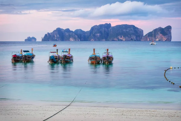 Phi-Phi ilha sunset panorama na praia — Fotografia de Stock