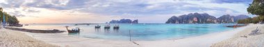 Sahilde Phi-Phi adası günbatımı panoraması