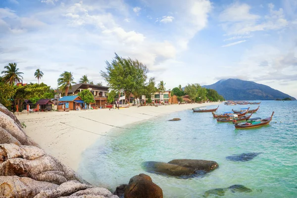 Panorama van Aziatische paradise beach in Thailand — Stockfoto