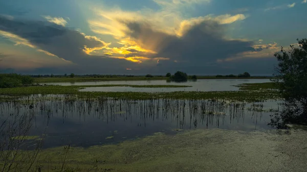 劇的な日の出 低い雲で沼の川の洪水 — ストック写真