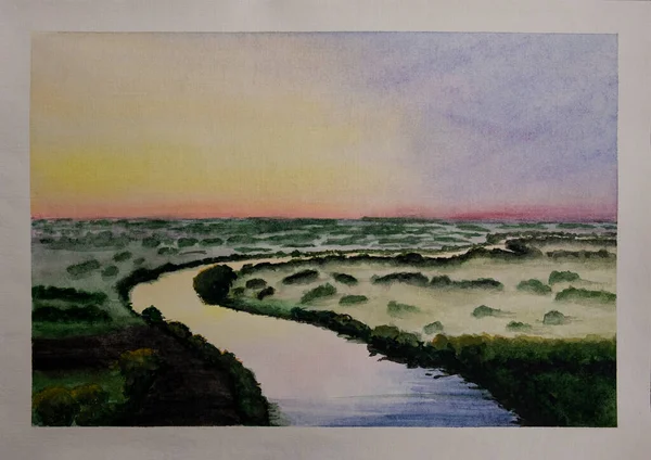 Stuha klidné řeky tekoucí mezi poli za krásného východu slunce — Stock fotografie