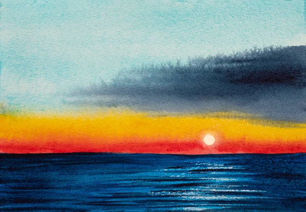 Pôr do sol vermelho com nuvens no mar — Fotografia de Stock