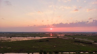 Bulutlu, güzel, yumuşak şafak veya gün batımı, yatay fotoğraf 16: 9, havadan fotoğraflar, alçak güneş ışınları bulutları delip geçiyor