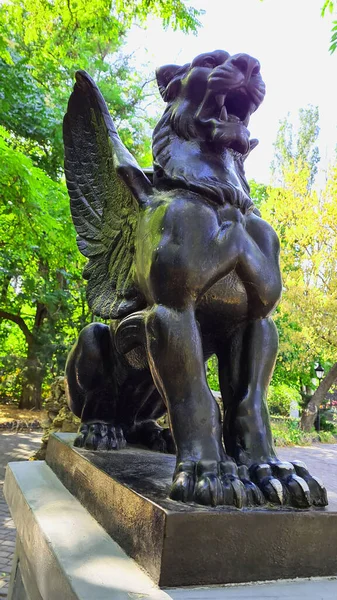 Griffin heykeli. Odessa 'nın eski kısmının köşesi