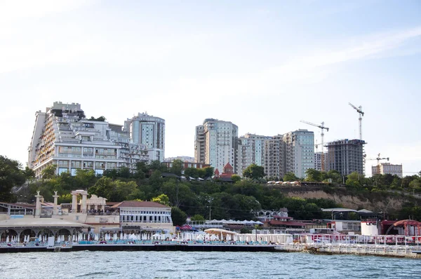 Şehir manzaralı. Odessa 'da. Evler ve deniz..