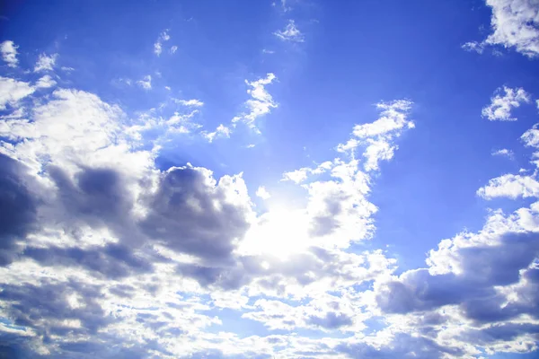 Mavi gökyüzü. Beyaz bulutlar. Hava