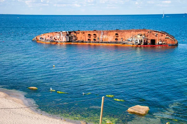 Tanker Delfi号在敖德萨海滩沉没 — 图库照片
