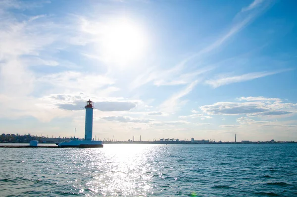 Güzel bir deniz feneri. Deniz manzarası. Gökyüzündeki güneş.