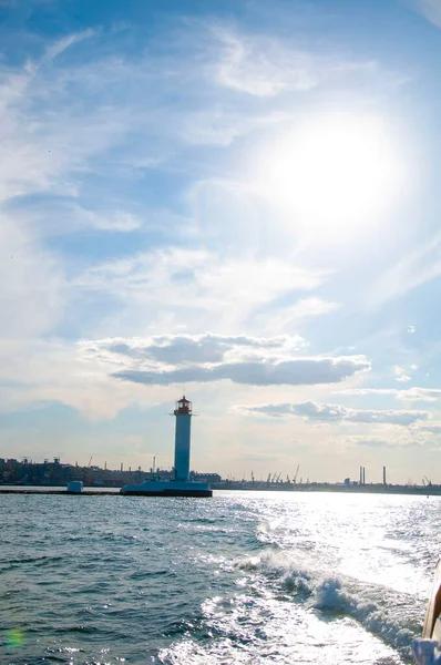 Güzel bir deniz feneri. Deniz manzarası. Gökyüzündeki güneş.