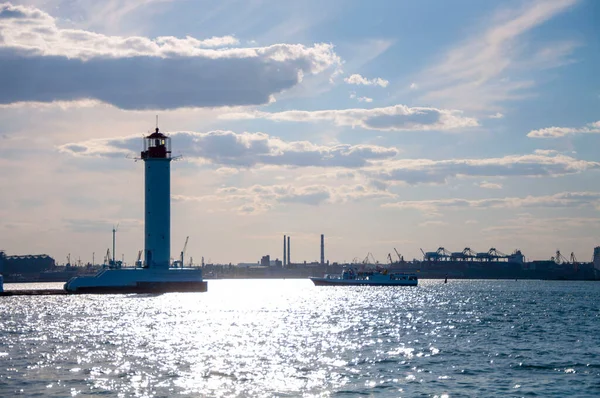 Güzel bir deniz feneri. Deniz manzarası. Gökyüzündeki güneş.