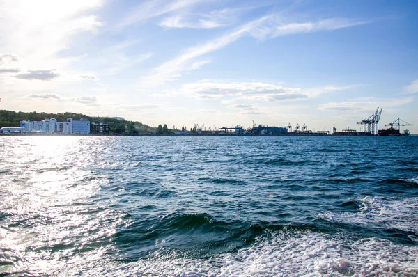 Denizde güzel bir ufuk. Dalgalar. Denizde güneşli bir gün.