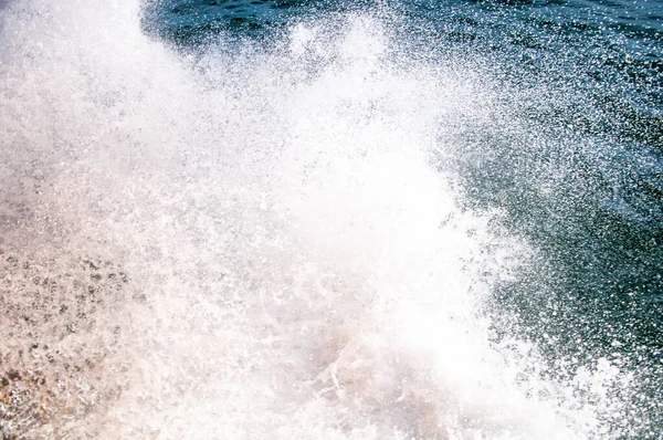 Denizde güzel bir ufuk. Dalgalar. Denizde güneşli bir gün.