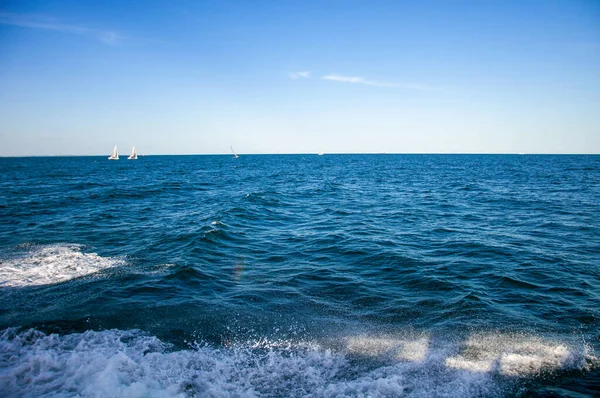 Denizde güzel bir ufuk. Dalgalar. Denizde güneşli bir gün.