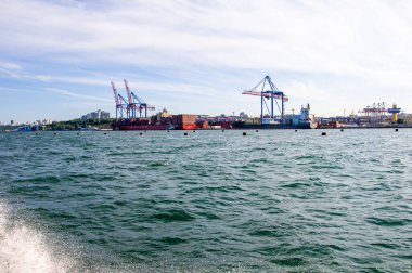 Odessa limanı. Limanda vinçler yükleniyor. Denizden limana bak..