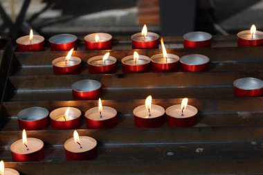 Mucize istemek için bir mum yak.