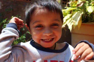 Meksikalı çocuk mutlu gülümsüyor
