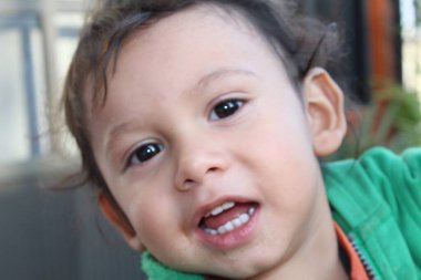 Güzel gülüşlü Meksikalı çocuk