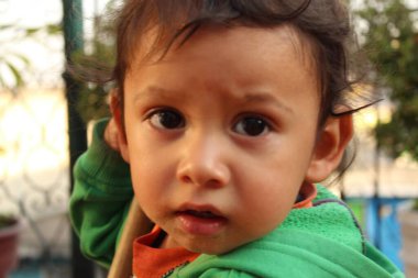 Sorgulayan çocuk bak