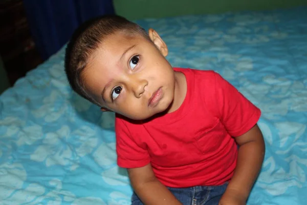 Niño Con Mirada Curiosa —  Fotos de Stock