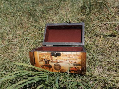 Bahçedeki güzel ahşap kutu