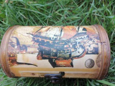 Bahçedeki güzel ahşap kutu