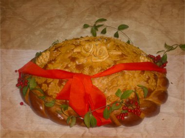 Masada kırmızı böğürtlenli şenlikli ekmek.