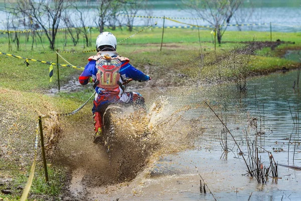 Enduro Çamurun Içinde Yüzüyor Şoför Islak Çamurlu Araziye Çamur Sıçrıyor — Stok fotoğraf
