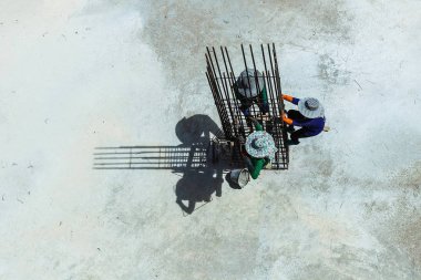 İnşaat işçileri kat döşeme takviye bar inşaat sahasında imalatı inşaat Makinası çelik çerçeve üzerinde çalışma.