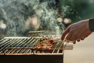 kavrulmuş domuz eti ızgara domuz eti et mangal üzerinde duman/Tay kavrulmuş domuz eti ızgara ile.
