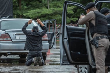 Polis çelik kelepçeler, polis tutuklandı, polis suçluyu tutukladı.