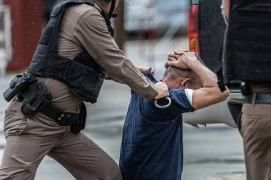 Polis çelik kelepçeler, polis tutuklandı, polis suçluyu tutukladı.