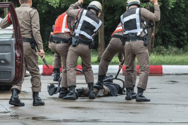 Polis çelik kelepçeler, polis tutuklandı, polis suçluyu tutukladı.