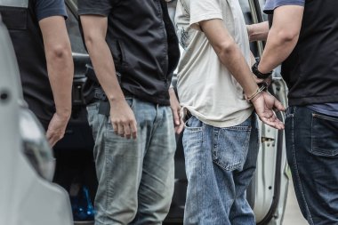 Polis çelik kelepçeler, polis tutuklandı, polis suçluyu tutukladı.