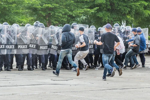 Walka Między Obywatelami Policją Powstaniu Powstaniu Zamieszkach Przeciwko Rządowi — Zdjęcie stockowe