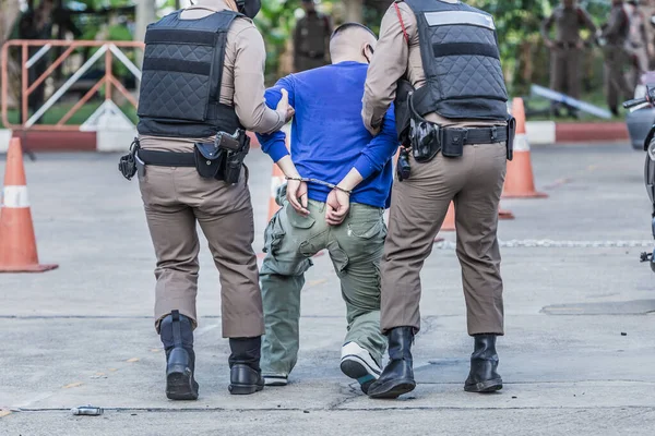 Polícia Ajudou Pegar Culpado Trancar Algemas Preso — Fotografia de Stock