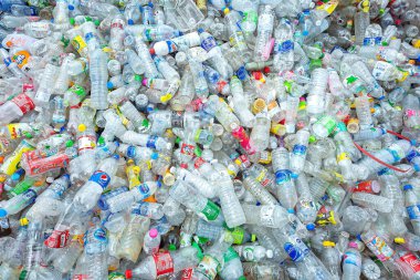 Lampang, Tayland 8-2020 Atık Ayıklama Fabrikası ve antika satın almak, geri dönüşüm ve depolamak plastik şişeler, kağıt, alüminyum kutular küresel ısınmayı azaltmak için, yeni üretim yönetmek.