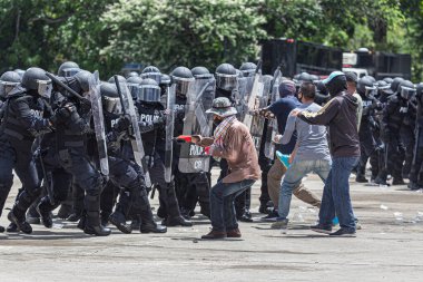 Ayaklanmalarda, ayaklanmalarda, halk ve polis arasındaki çatışma hükümete karşı ayaklanmalara neden oldu..