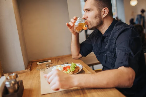 Ciddi Adam Masada Oturan Çay Içme Düz Bakıyor Orada Bir — Stok fotoğraf